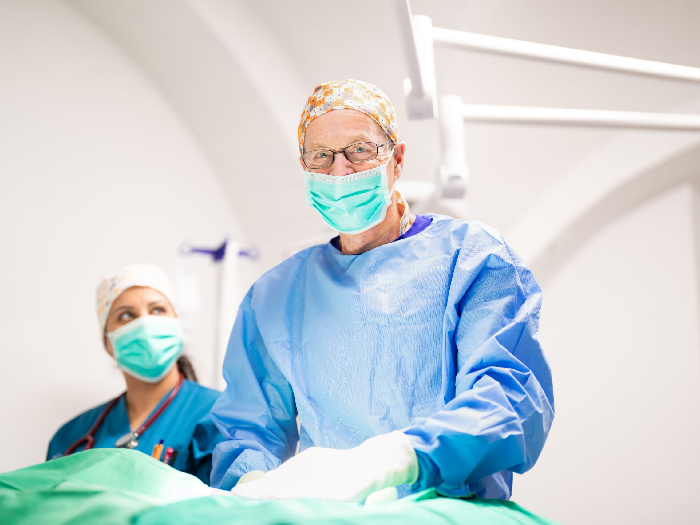 Dr. Clemens Tyrell bei einer Operation im hochmodernen Operationssaal