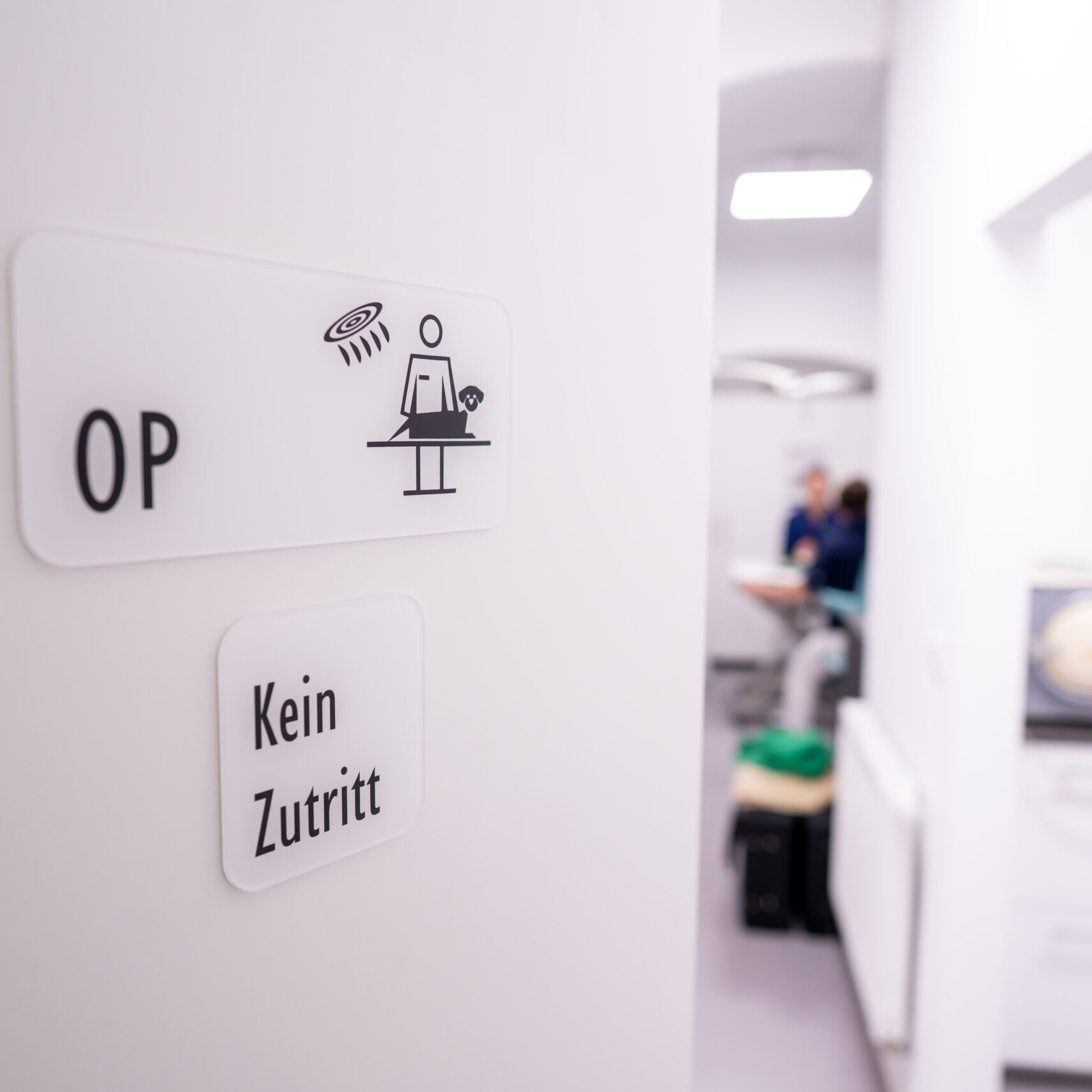 Nahaufnahme des Schildes zum Operationssaal